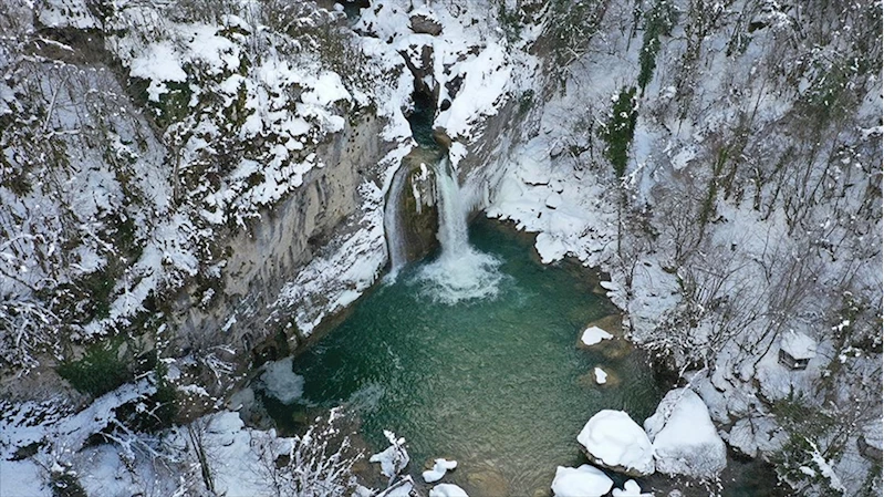 Horma Kanyonu ve Ilıca Şelalesi ziyaretçilerini karlı manzarasıyla karşılıyor 