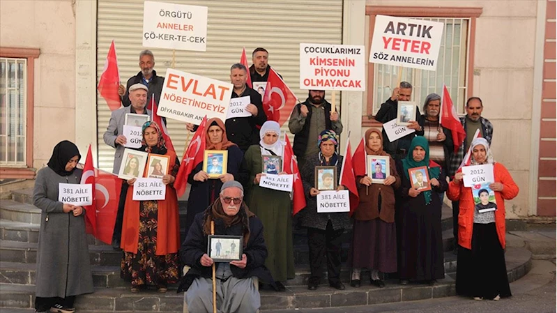 Diyarbakır annelerinin evlat nöbetine bir aile daha katıldı