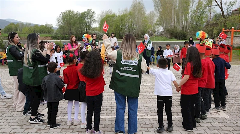 Yeşilay gönüllüleri gittikleri köyde çocukları hem eğlendirdi hem de bilgilendirdi