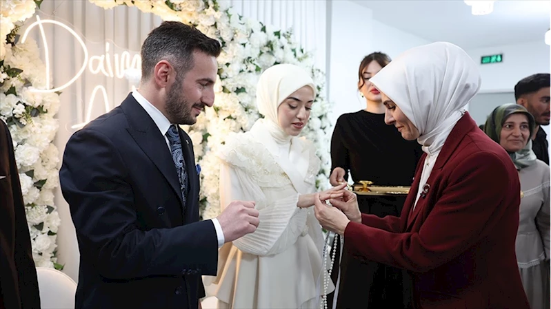 Bakan Göktaş, kendisine sosyal medyadan ulaşan gencin nişan yüzüğünü taktı