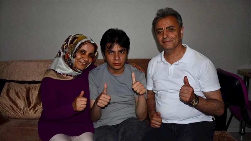 Piyano çalmayı kendi kendine öğrenen otizmli lise öğrencisinin hedefi konservatuvar