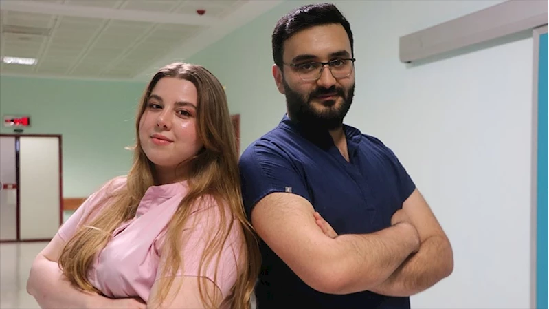 Hemşire çift hastanede ve evde hayatı paylaşıyor