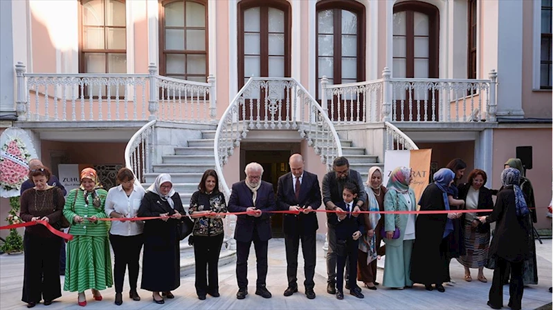 Ebru ve minyatür eserlerinden oluşan 