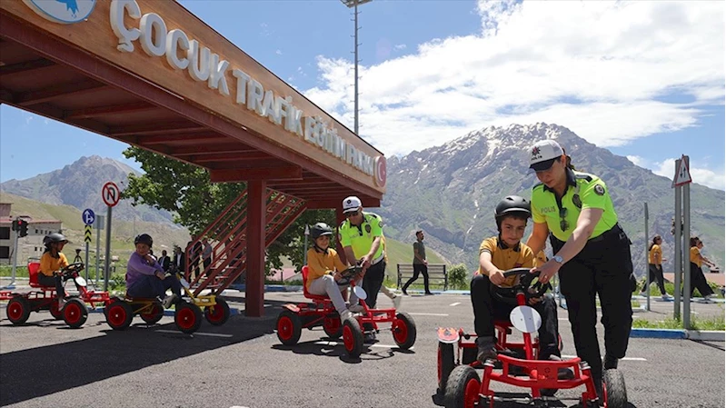 Hakkarili çocuklara go-kart araçlarıyla trafik eğitimi