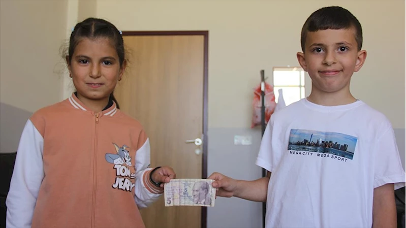 Kantinden aldığı parayı üstündeki yazıdan etkilenince sahibine teslim etti