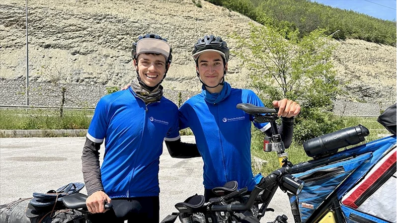 İki Alman gezgin kanserle mücadele farkındalığı için 13 bin kilometre pedal çevirerek Çin Seddi