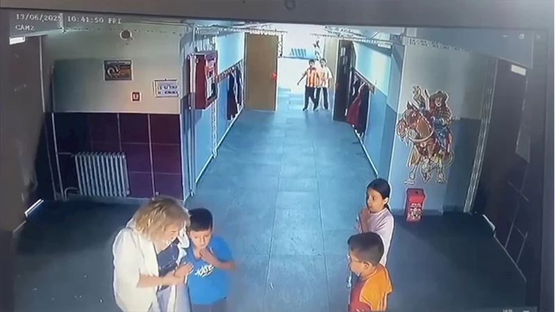 Öğretmen nefes borusuna kraker kaçan öğrenciyi Heimlich manevrasıyla kurtardı