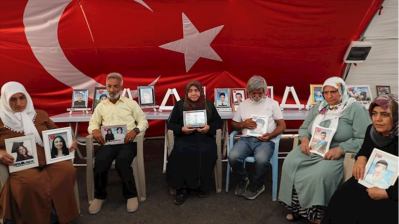 Oturma eylemi yapan babaların tek isteği evlatlarına kavuşmak 
