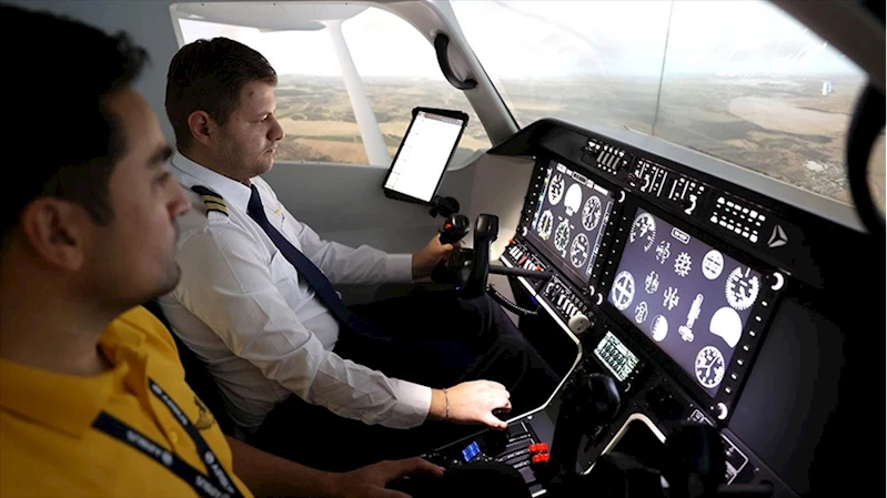 Pilot adayları simülasyon merkezinde gerçek zamanlı uçuş deneyimi yaşıyor