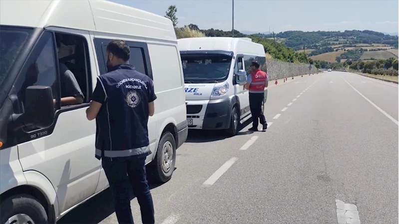 Ülke genelindeki denetimlerde 15 göçmen kaçakçısı ve 446 düzensiz göçmen yakalandı
