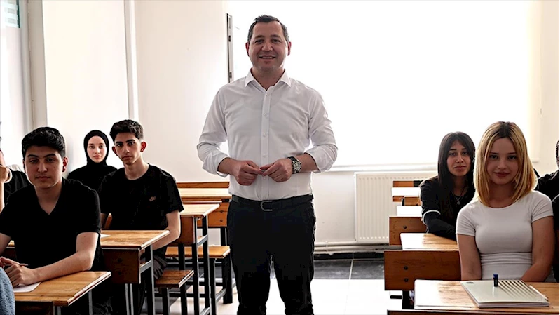 Öğrencilere İngilizce kursu Belediye Başkanı tarafından veriliyor 