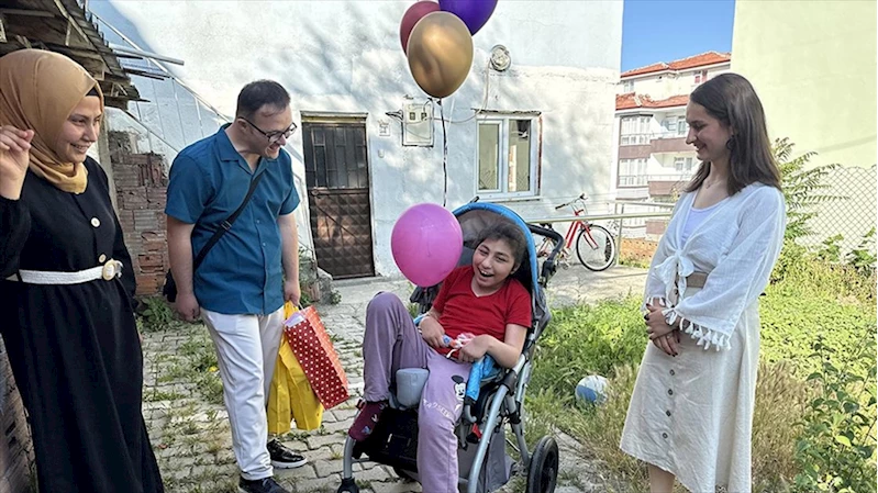 Üniversite öğrencisinden engelli çocuğa puset desteği