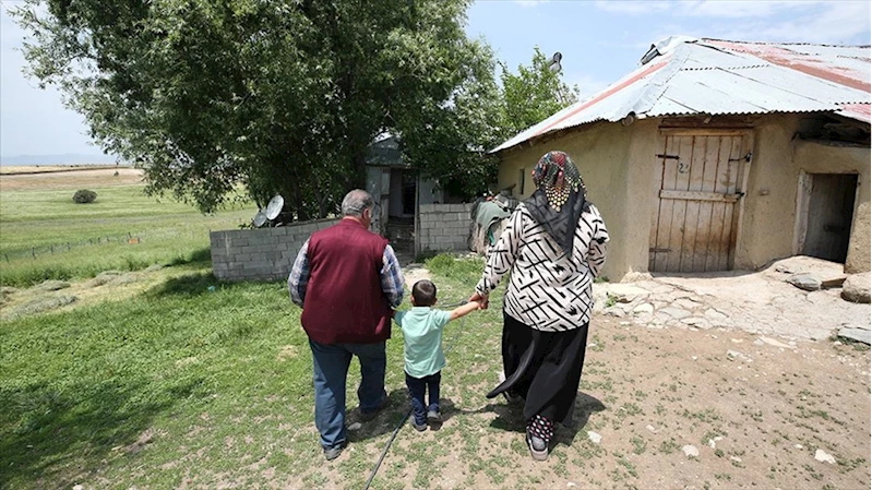 Muşlu çift, koruyucu aile olarak 30 yıl sonra evlat sevinci yaşadı