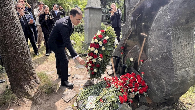 Nazım Hikmet Ran, ölümünün 62. yılında Moskova’daki mezarı başında anıldı