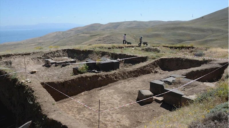Süphan Dağı eteğindeki Kef Kalesi