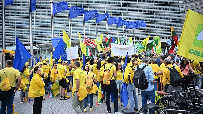 Çiftçiler AB kurumları önünde protesto düzenledi