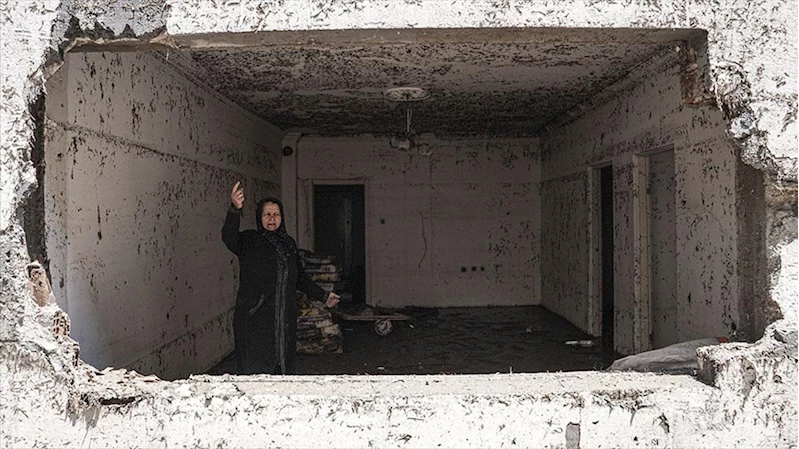 Düğün hazırlığı yapan çocuklar su baskınına yakalandı
