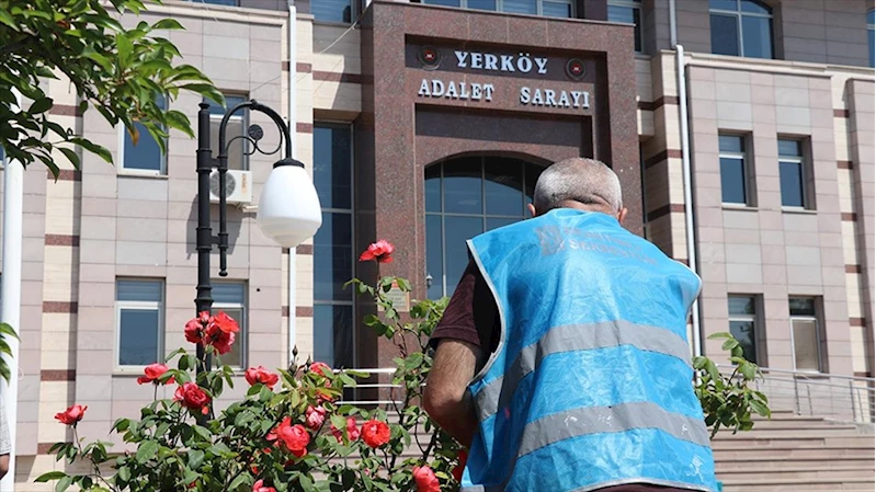 Hüküm giydikleri adliye sarayının tadilat ve bakım işlerini yapıyorlar