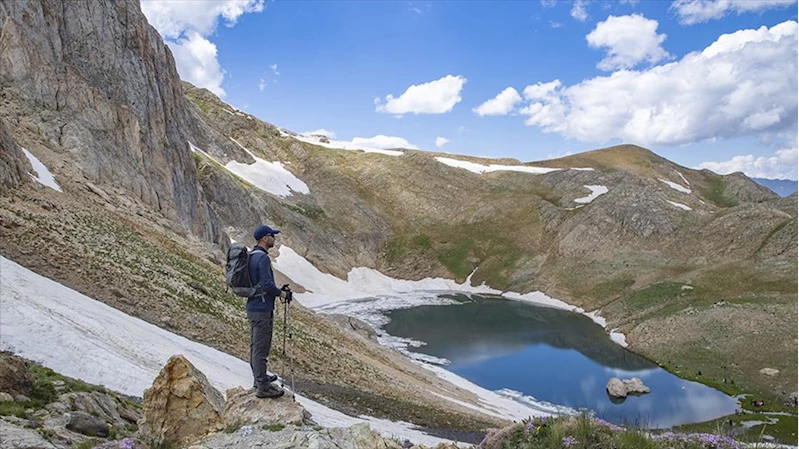 Tunceli dağlarının zirvesindeki Buyer Gölü doğaseverlerin rotası oldu
