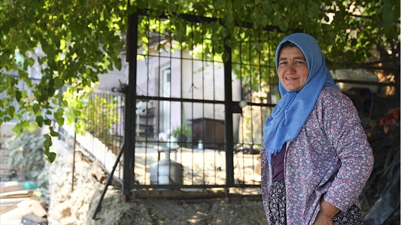Mahallesini terk etmeyen kadın evleri orman yangınından korudu 