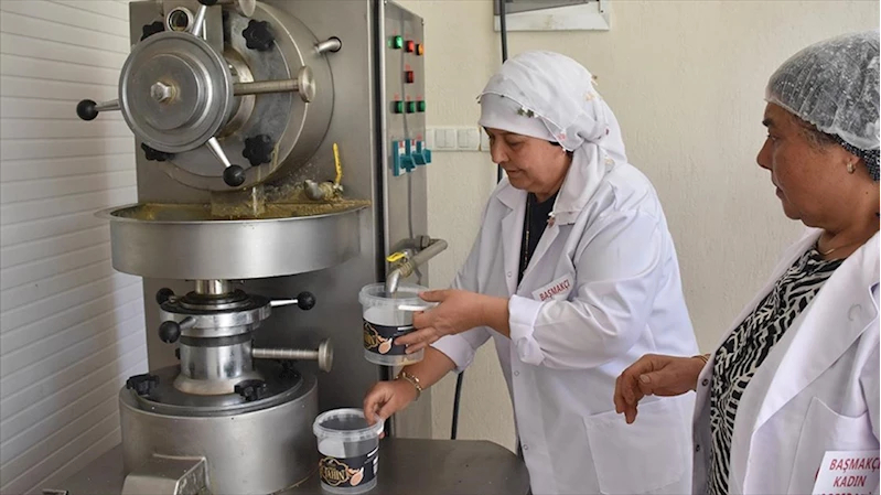 Afyonkarahisarlı kadınlar yaptıkları doğal tahin ve köpük helva ile kazanç sağlıyor