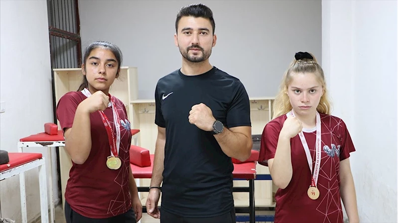 Teneffüste bilek güreşi yaparken keşfedilen Kilisli kızların bileği bükülmüyor
