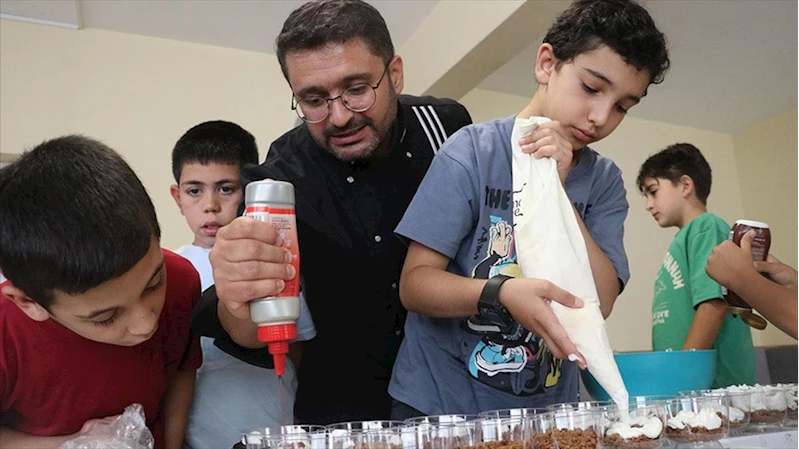 Yaz tatilinde öğrencilere gönüllü gastronomi dersi veriyor