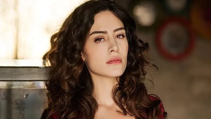 Yeni Oyuncu  başrollerini Gülsim Ali ve Engin Akyürek