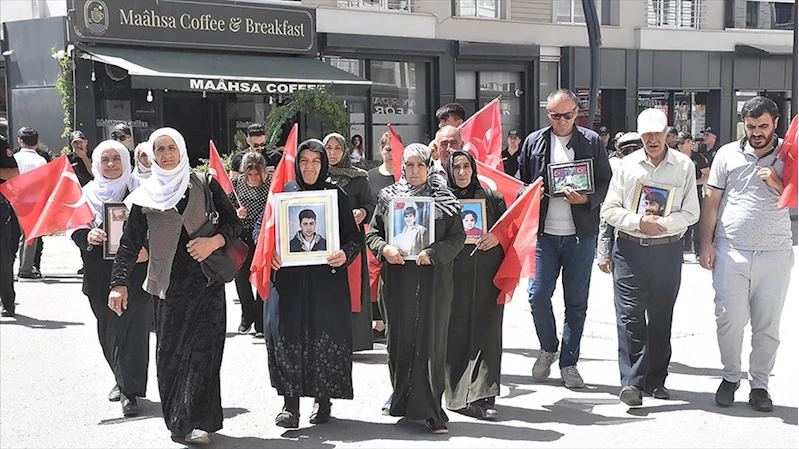 Vanlı aileler DEM Parti binası önündeki 