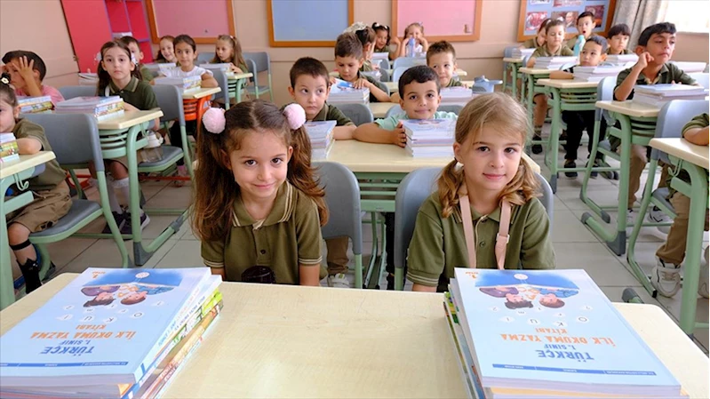 Minik öğrencilerin okul sıralarındaki yolculuğu 
