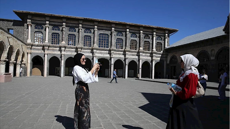 Yurtlarda ücretsiz konaklayan gençler tatil için 40 dereceyi aşan sıcakta Diyarbakır