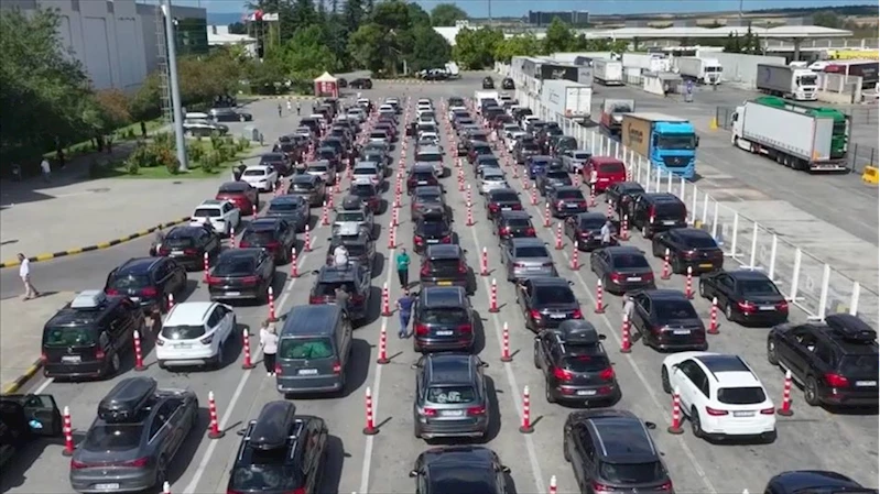 Gurbetçi sezonunda sınır kapılarından 5 milyona yakın yolcu geçiş yaptı