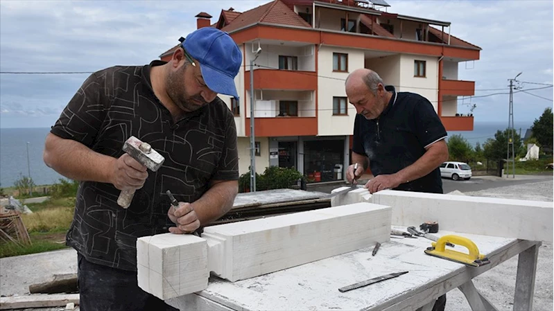 Yılın ahisi seçilen taş oyma ustası mesleğini oğullarıyla sürdürüyor