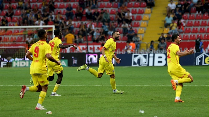 Göztepe ligin yenilgisiz 3 takımı arasında
