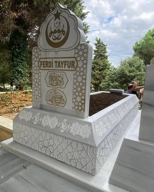 Sanatçı Ferdi Tayfur’un kabri MHP Lideri Devlet Bahçeli tarafından yaptırıldı