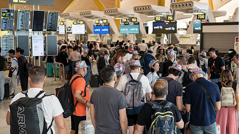Madrid havalimanında özel güvenlik çalışanlarının grevi nedeniyle uzun kuyruklar oluştu