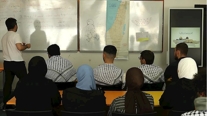 Omuzlarında kefiye, sınıf duvarında asılı Filistin Devleti haritasıyla Türkçe öğreniyorlar