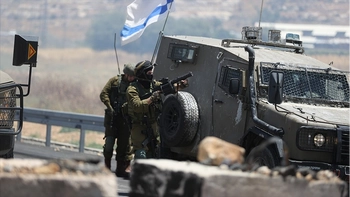 İsrail askerleri El Halil’de Filistinli bir genci gerçek mermiyle ateş açarak yaraladı